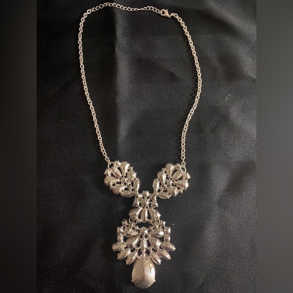 Soft pink costume jewelry short necklace. - Picture 3 of 3